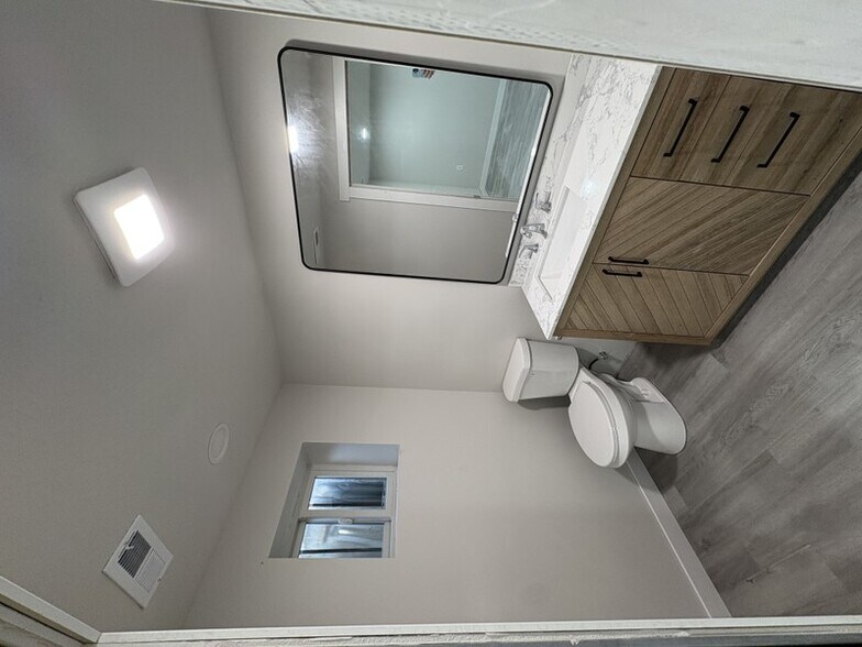Building Photo - 692 W 500 S