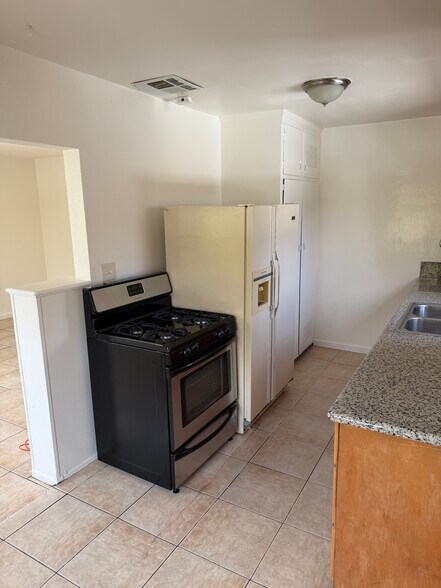 Building Photo - 15231 Acre St