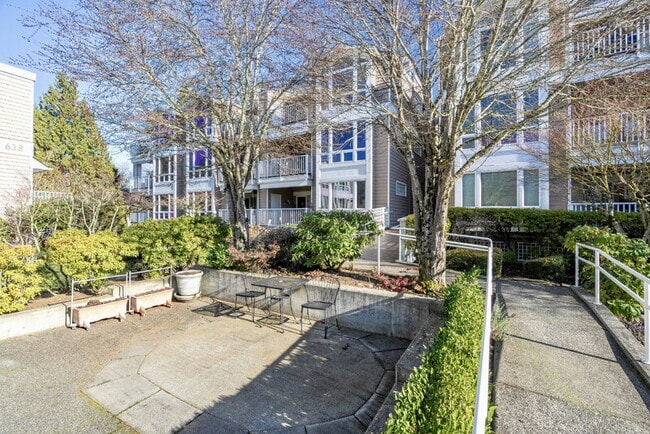 Building Photo - 702 Kirkland Way