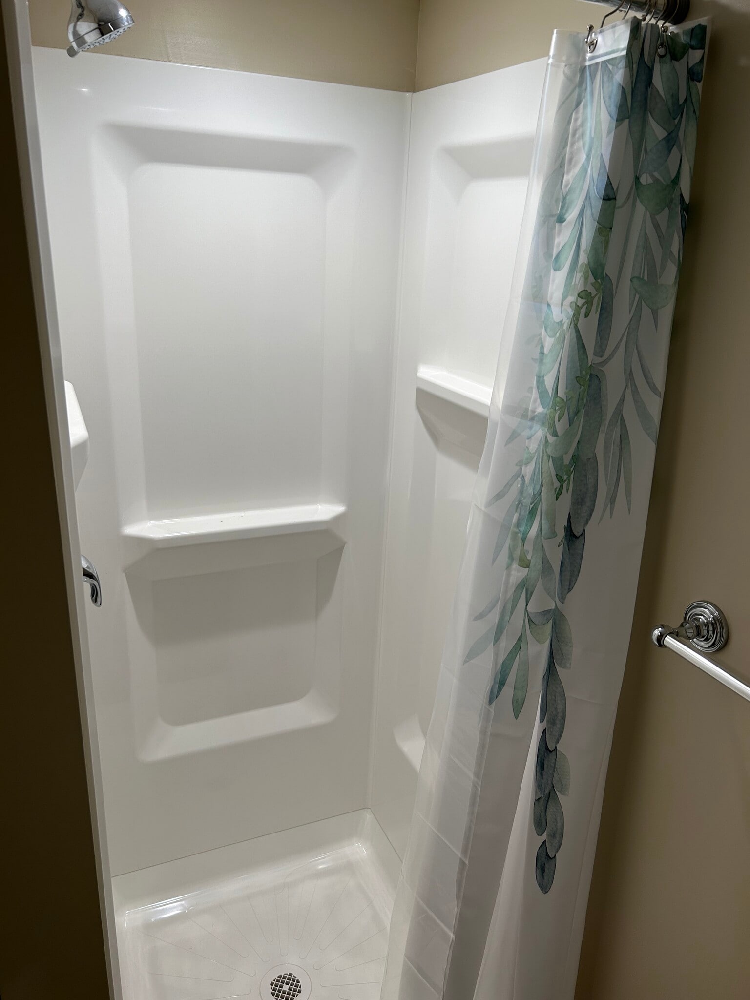 2nd Bathroom - 406 Hickory Cir