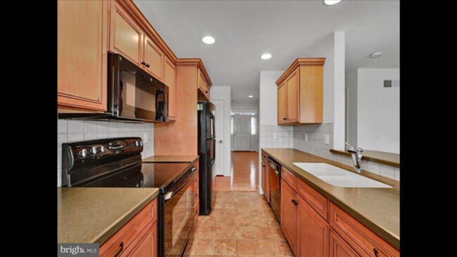 Building Photo - $1,900 townhome for rent Swatara township ...