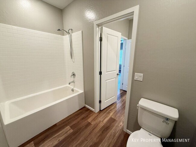 Building Photo - 525 Mossy Cup St