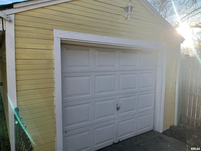 Building Photo - 2304 W Proctor St