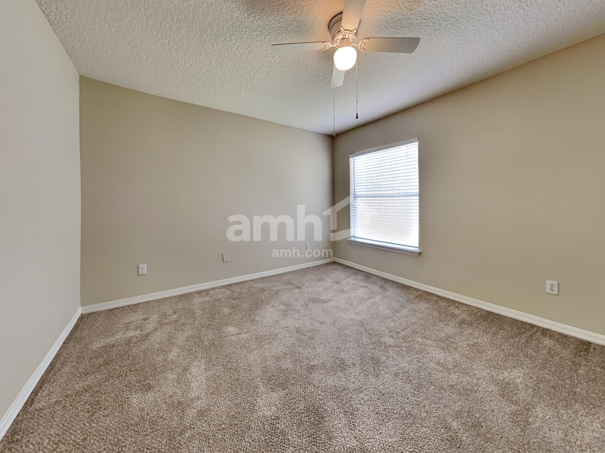 Building Photo - 10235 Meadow Pointe Dr