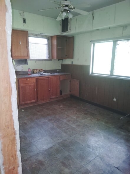 Building Photo - 4521 Oakwood Ave