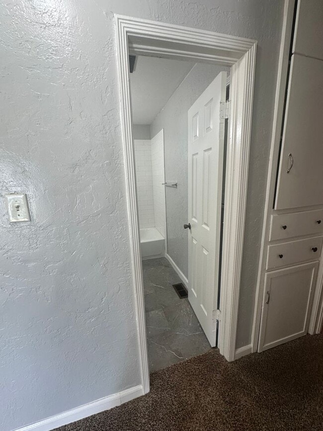Building Photo - 2 Bed, 1 Bath, 1 Car Garage