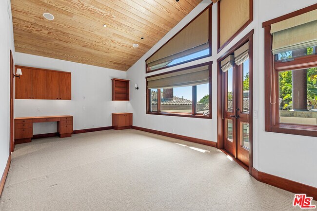 Building Photo - 1160 Shadow Hill Way