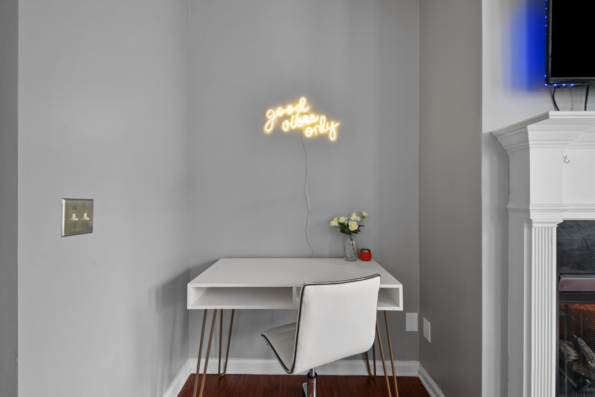 Desk - 1931 Bayrose Cir