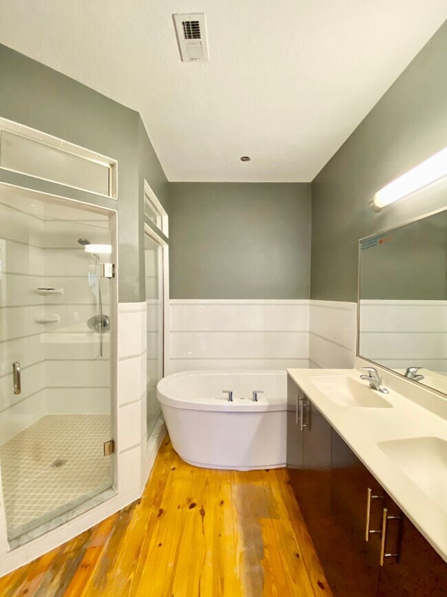 Building Photo - LUXURY TOWNHOME IN SODO 3/2.5 PLUS OFFICE AND BONUS ROOM  - DOWNTOWN ORLANDO