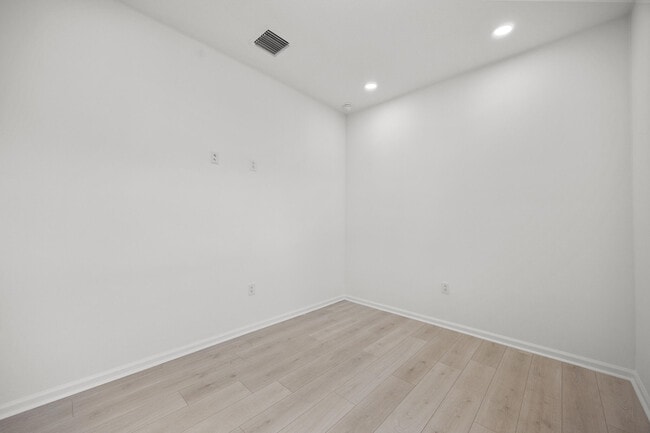 Building Photo - 4520 Longwood Lk Sq