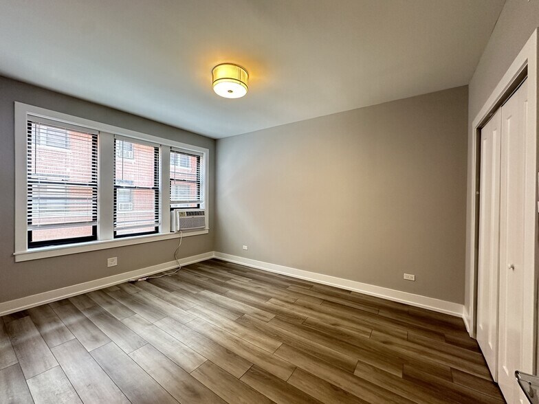 Building Photo - 3943 N Janssen Ave