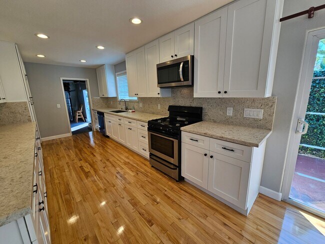 Building Photo - 4BD/2BA Available Near El Dorado Park!!