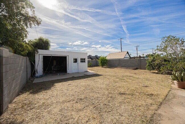 Building Photo - 1617 E Willetta St