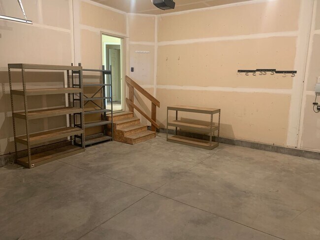 Building Photo - Beautiful 3 bed 2 bath condo on the west end!