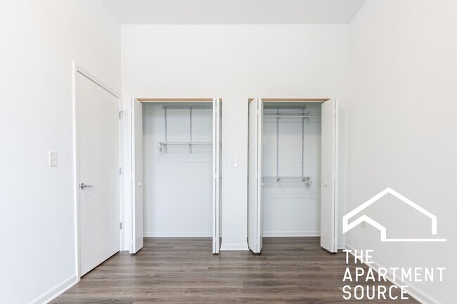 Building Photo - South Loop 3 bed 2 bath -- Updated Kitchen...