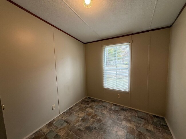 Building Photo - 3 bedroom, 2 bath Mobile Home