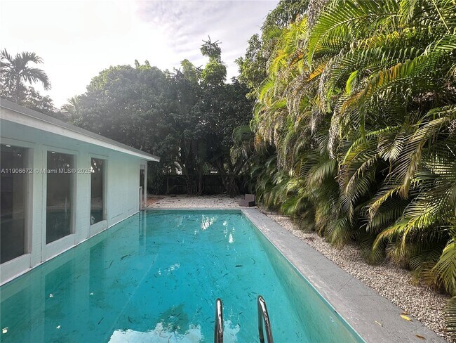 Building Photo - 6810 SW 70th Ave