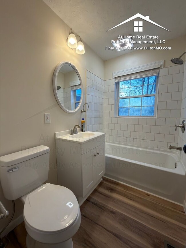 Building Photo - 703 W 7th St