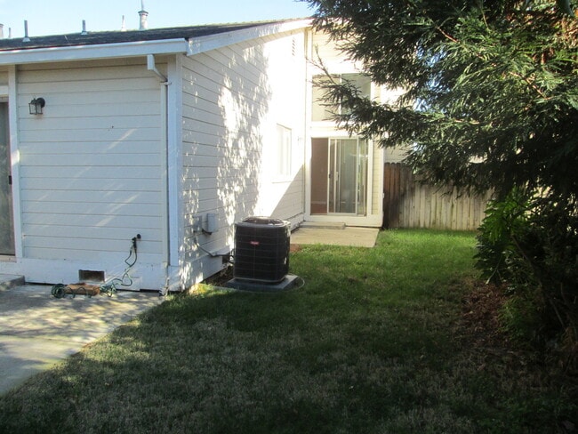 Building Photo - Cozy Living in the Heart of Brentwood