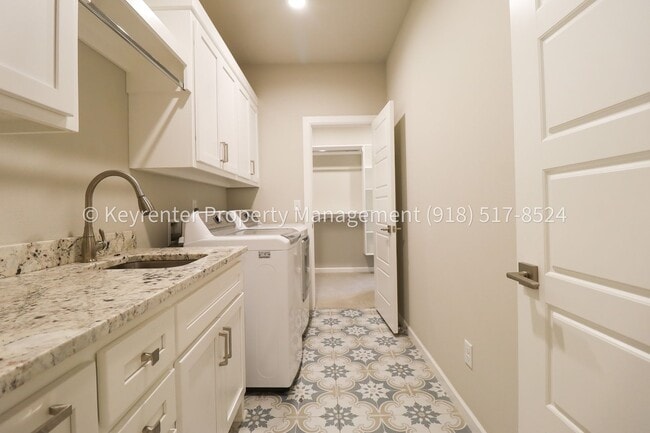 Building Photo - COMING SOON! Marvelous and Modern 3 Bed/ 3.5 Bath Home in South Broken Arrow!