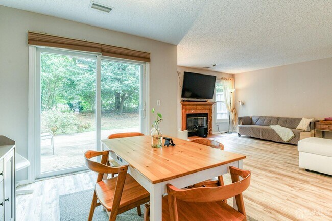 Building Photo - 166 Stults Ln