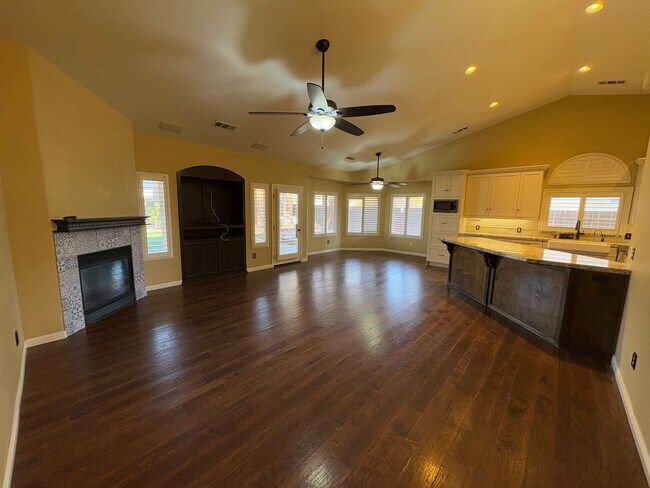 Building Photo - NW Visalia home available coming soon!