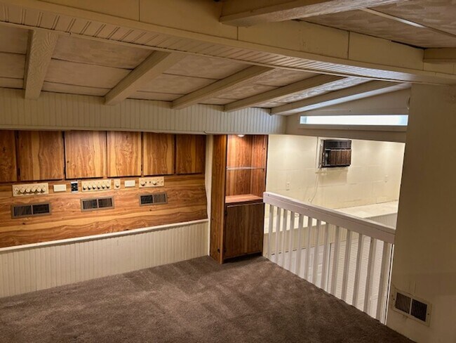 Building Photo - 1840 Jancey St