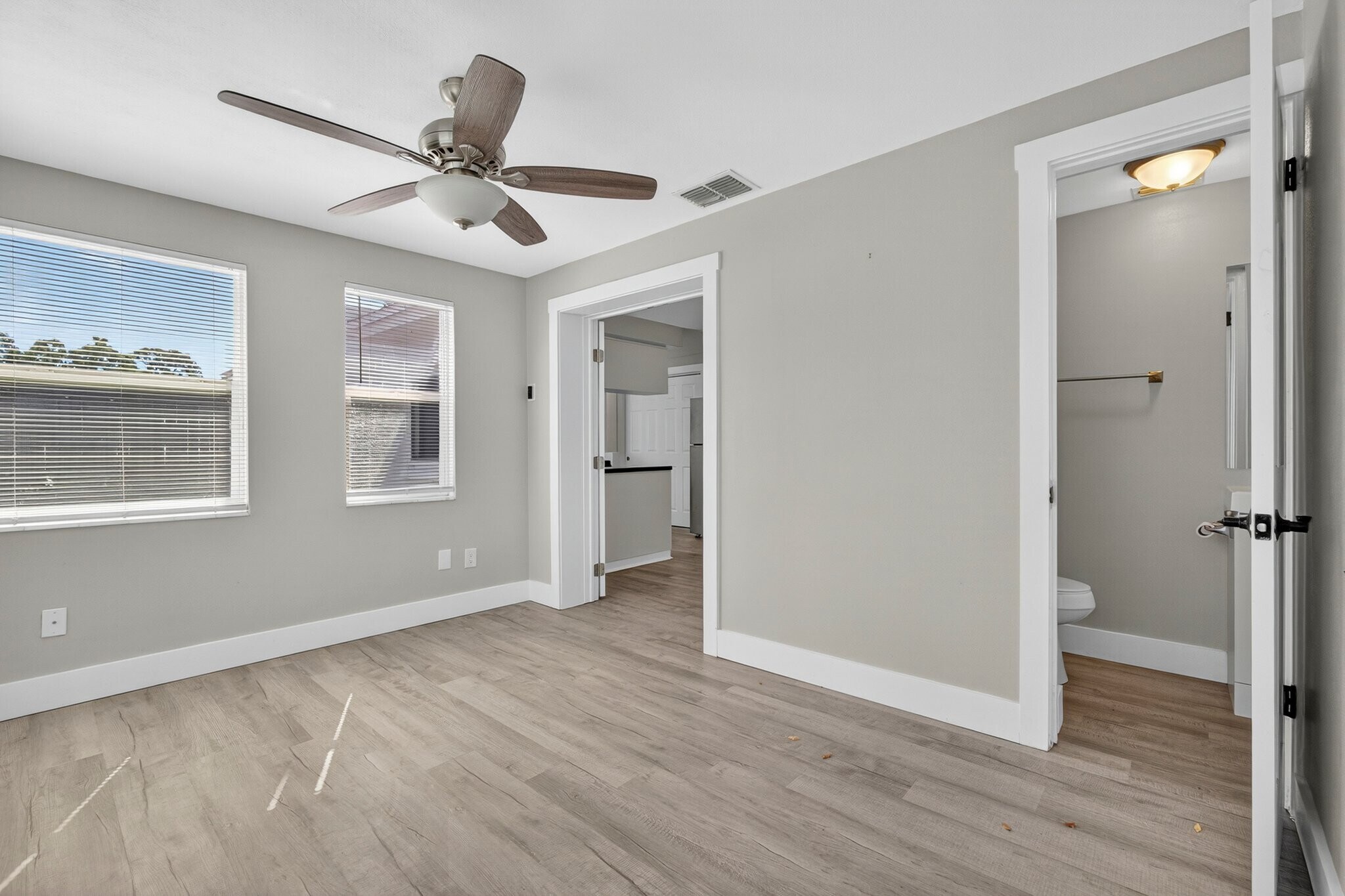 Building Photo - 3624 Oakhurst Dr