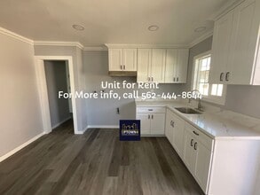 Building Photo - House - 2 Bedrooms / 1 Bathroom - Paramount