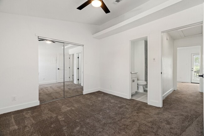Building Photo - River Crossing Townhome - 2Bd-2.5BA - Redone to the Nines -  W/D - Resort Pool