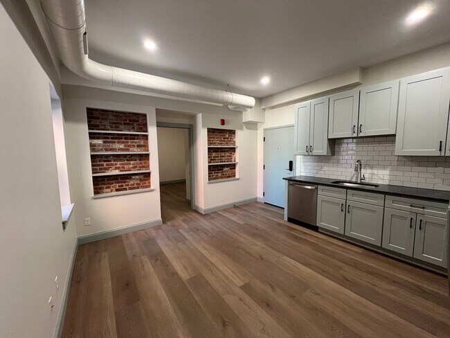 Primary Photo - 160 Seabury St