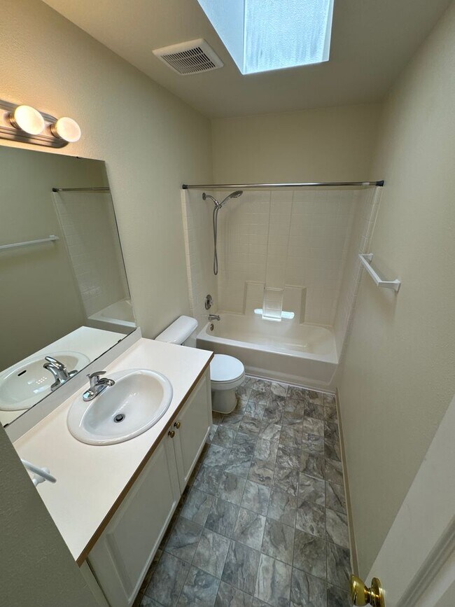 Building Photo - Available Now – Spacious 3 Bedroom, 2.5 Bath Home in a Prime Corvallis Location