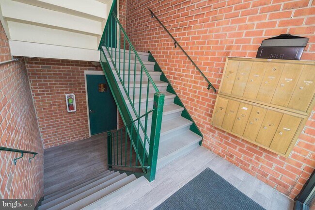 Building Photo - 800 College Ln