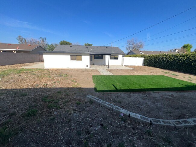 Building Photo - Spacious 3 Bedroom 2 Bath Home - Big Backyard – Simi Valley