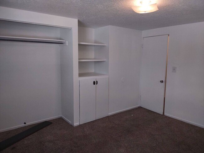 Building Photo - Quaint West Jordan Duplex w covered carport!