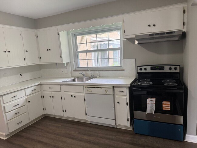 Building Photo - 3 Bedroom 1.5 bathroom Single Family Home, Upper Arlington Schools