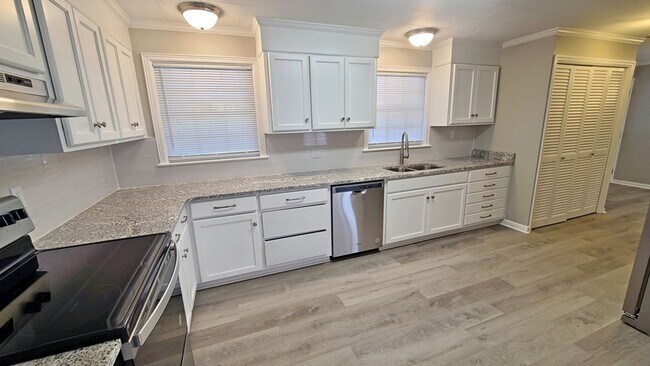 Building Photo - Modern Charm: Spacious 4-Bedroom Home with Inviting Amenities in Valdosta, GA