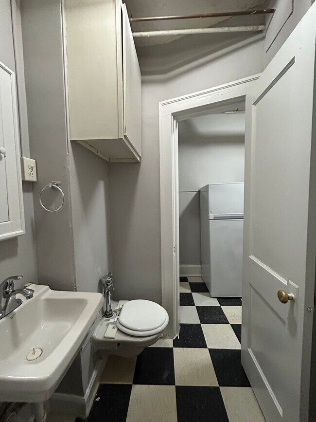 Building Photo - City Central Charmer with Private Entry