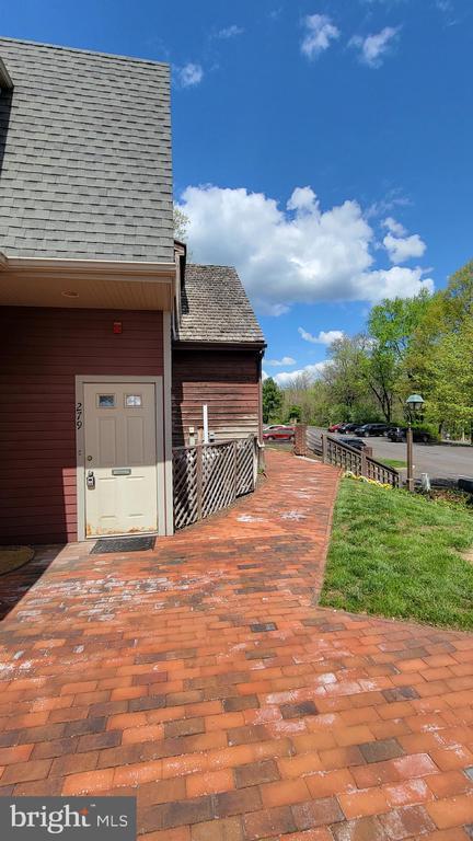 Building Photo - 295 N Sycamore St