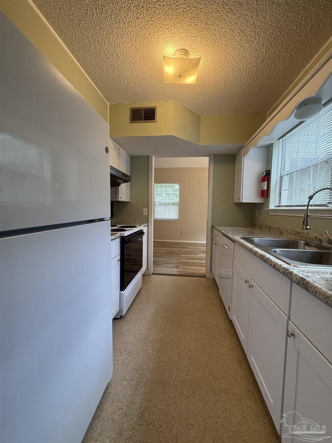 Building Photo - 3004 Cedarwood Village Ln