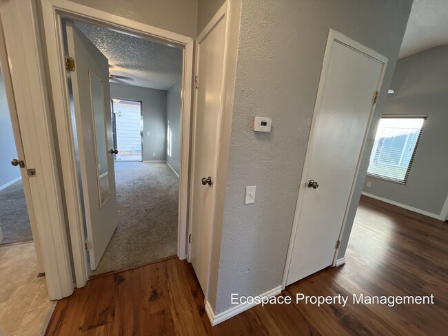 Building Photo - Beautiful Townhouse in Aurora's Mission Vi...