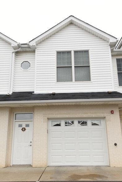 Garage - 207 Adams Pointe Blvd