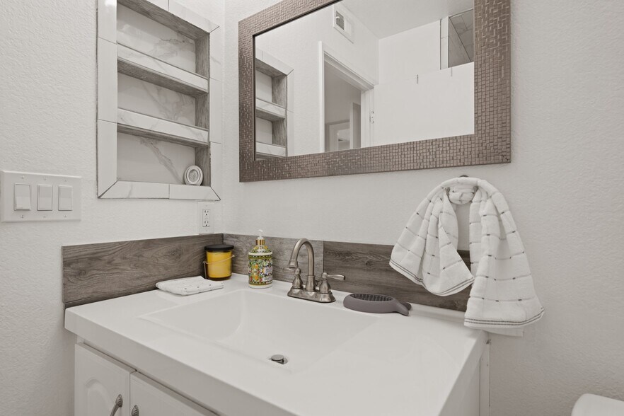 Building Photo - 14500 Palmas Dr