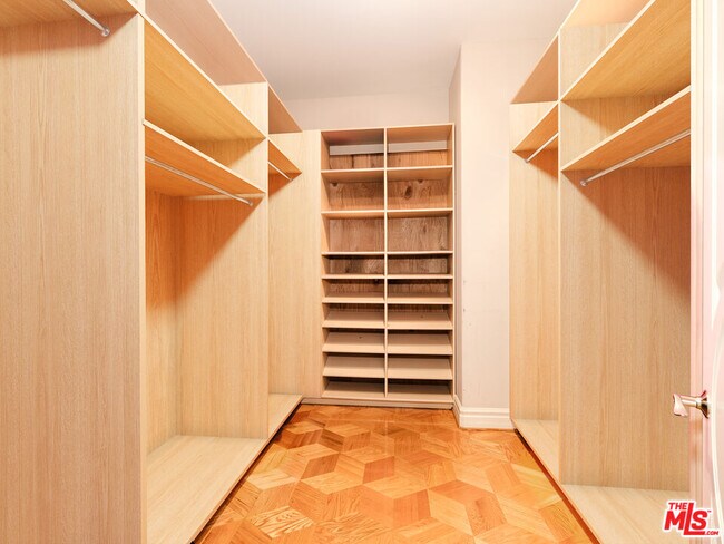 Building Photo - 18047 Karen Dr