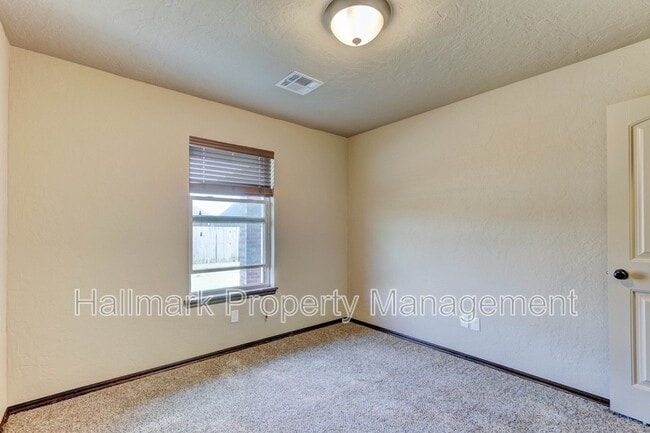 Building Photo - 920 SW 13th St