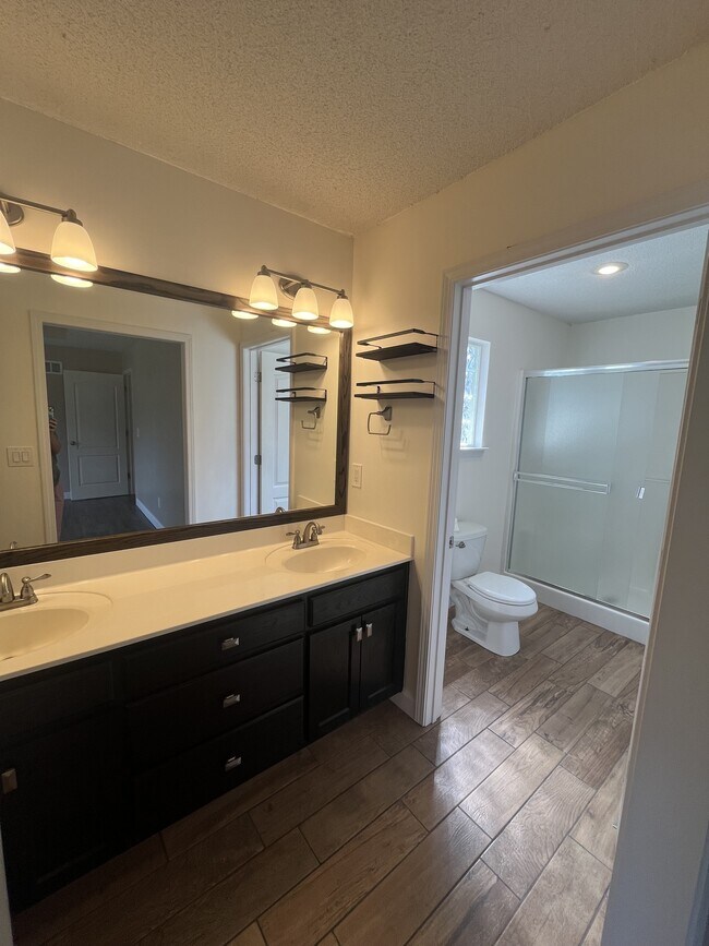 Building Photo - 723 Iron Horse Dr