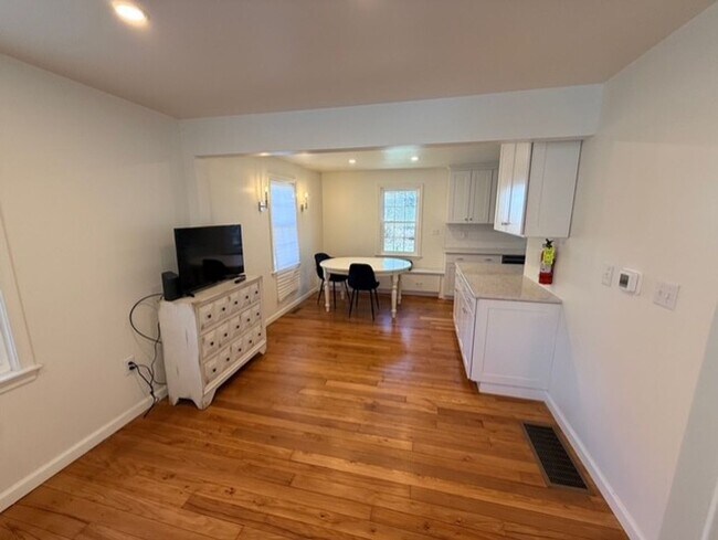 Building Photo - House on Centre Lane!