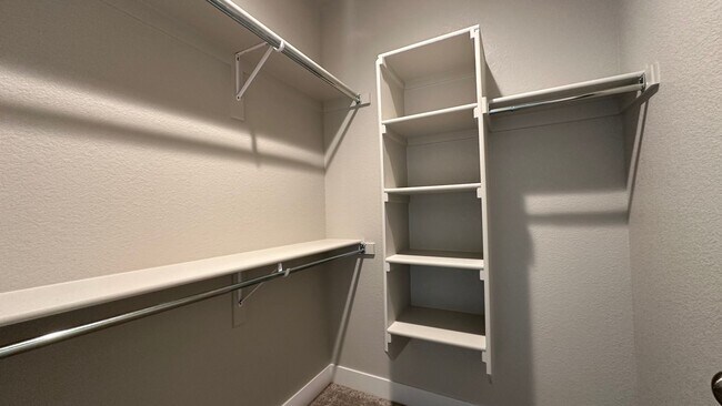 Building Photo - Great Townhouse in Windsor