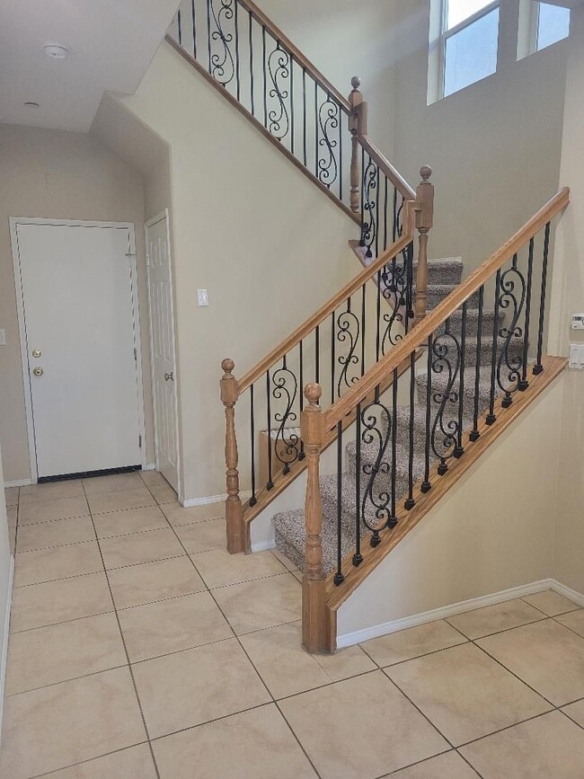 Building Photo - BEAUTIFUL SPACIOUS TOWNHOUSE IN GREAT LOCA...