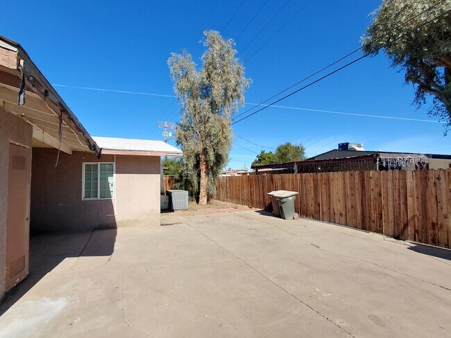 Building Photo - 721 N Preston Dr